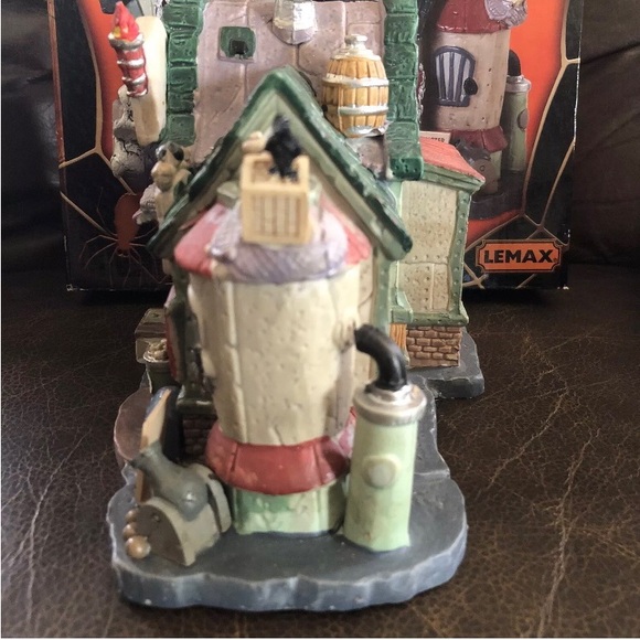 Lemax Spooky Town Monster Hunting Supplies Lighted Building # 85311 Halloween - Picture 4 of 8